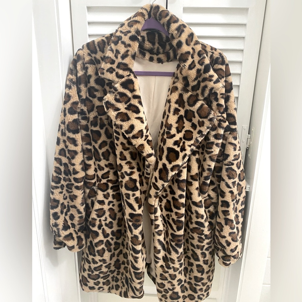 Windsor leopard jacket. Size large. Perfect for Beth Dutton costume
